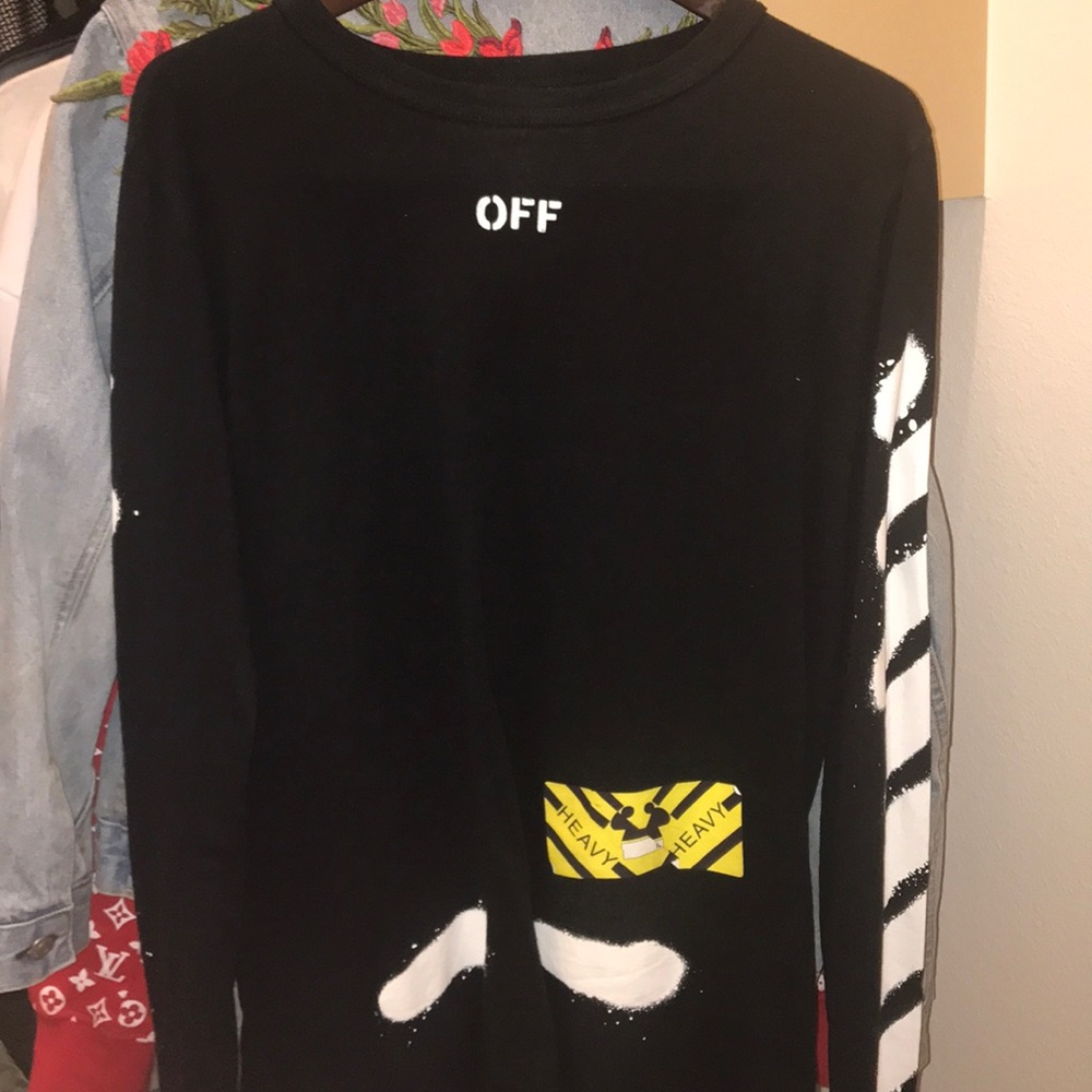 Off—white tee